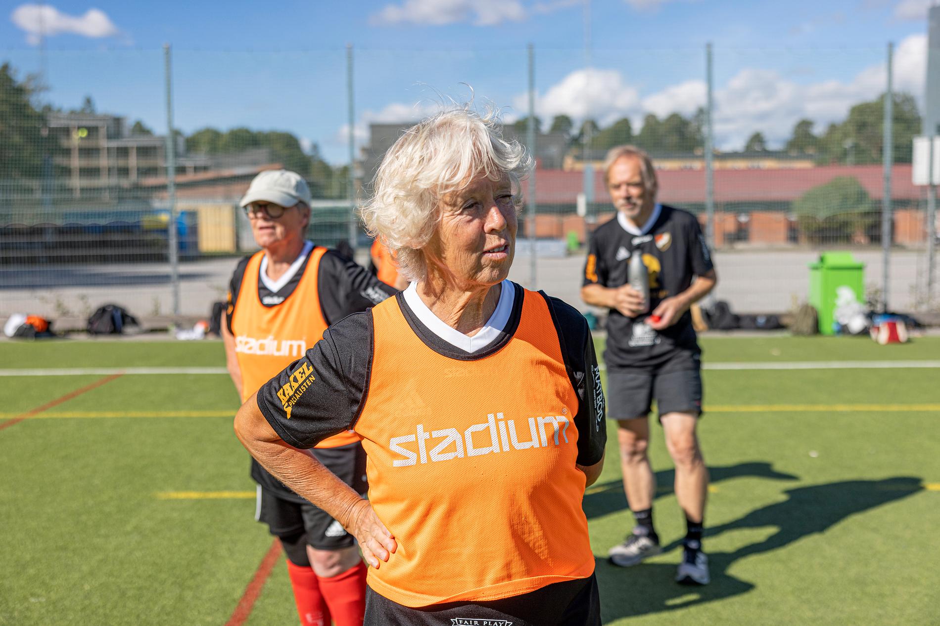 Inger Nilsson, 69, är en måltjuv och spelar helst på topp i Enskede. Hon är en av dem som varit med från början. – Det är jättemånga som aldrig har rört en boll och som tycker att det här är jätteroligt, säger hon.