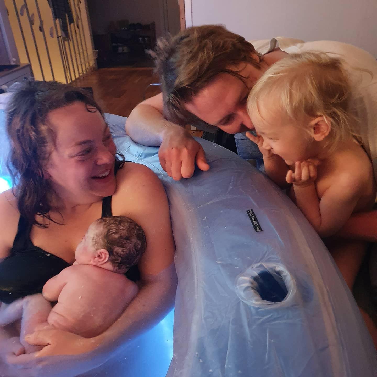 Mamma Linn och pappa Anton tillsammans med nyfödda Edda och storasyster Lova. En av alla familjer som Cia Sandström hjälpt att föda i hemmet.