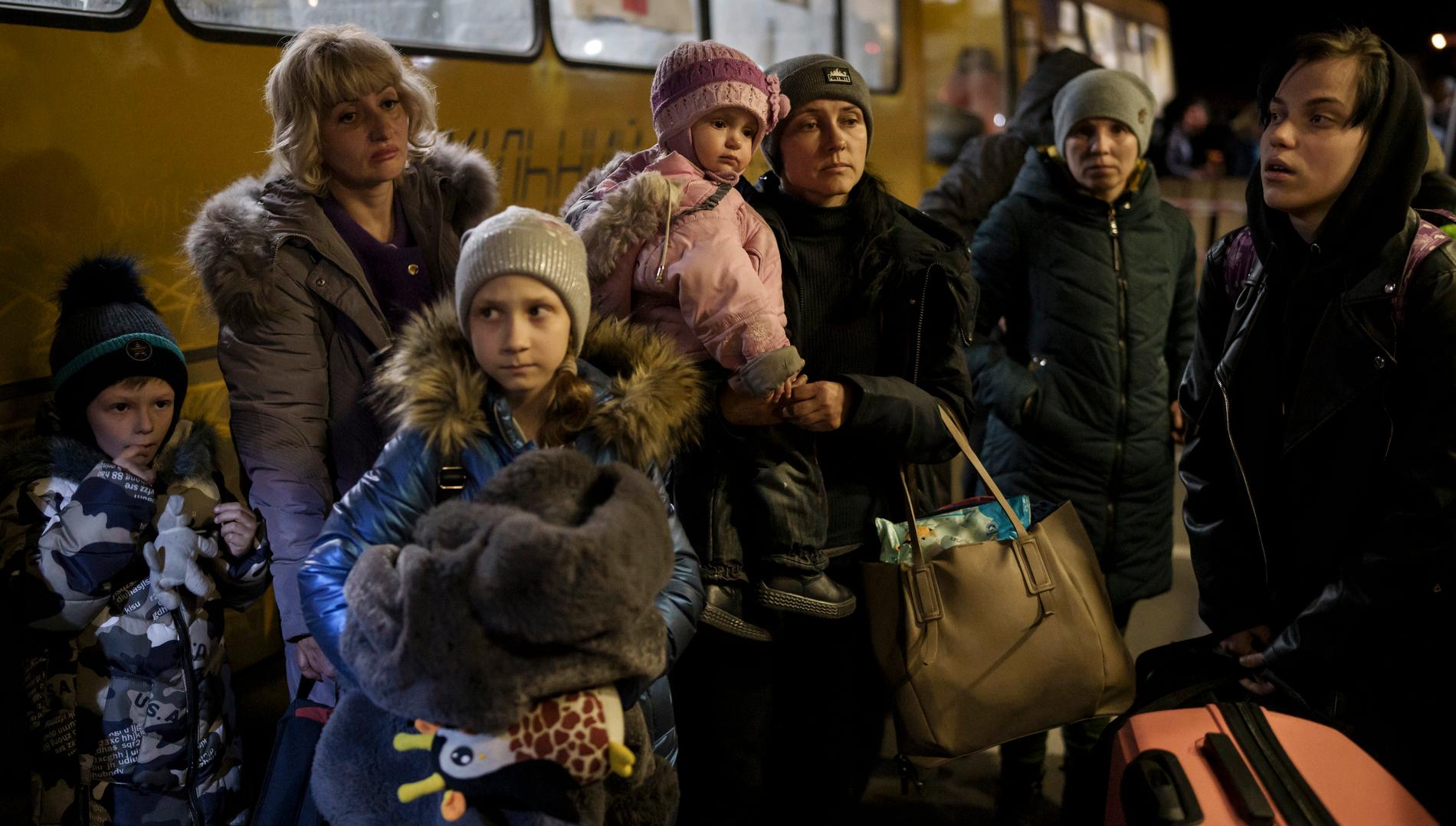 Mammor och barn på flykt från Mariupol. Vladimir Putin har beskrivit de som är kvar i staden som ”flugor” som ska svältas ut.