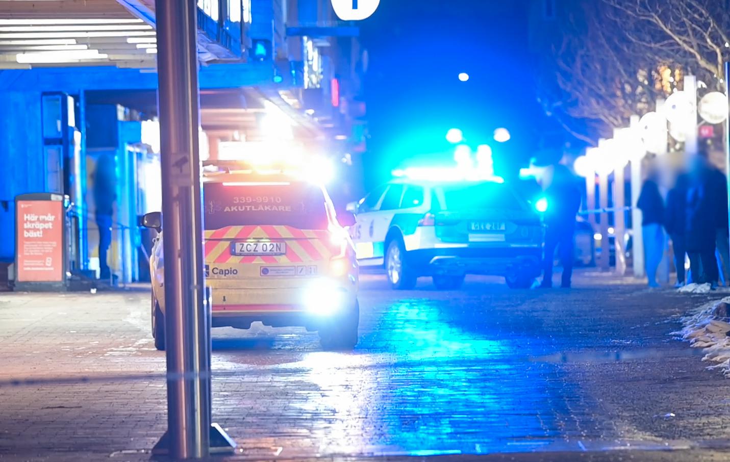 Skjutningen har skett mitt i Skärholmens centrum, precis vid tunnelbanan.