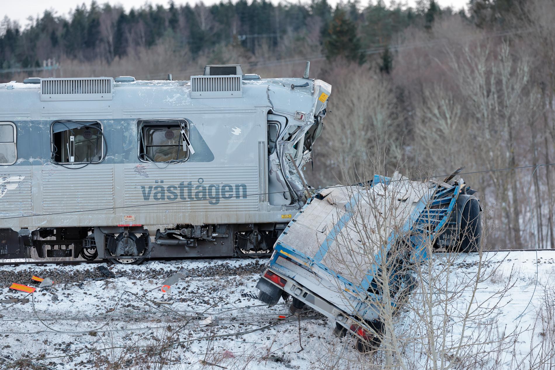Ett pendeltåg och en lastbil krockade öster om Uddevalla på måndagsmorgonen.