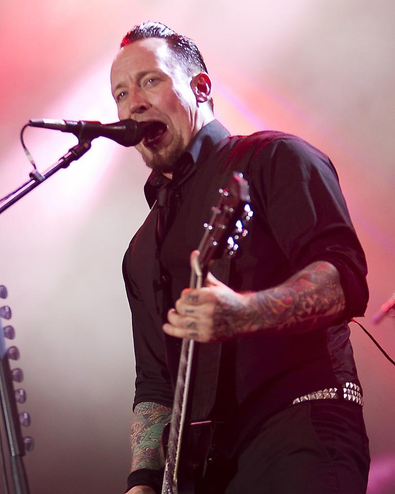 ”ÅK HEM!” Frontmannen i Volbeat, Michael Poulsen, uppmanade publiken att lämna festivalen.