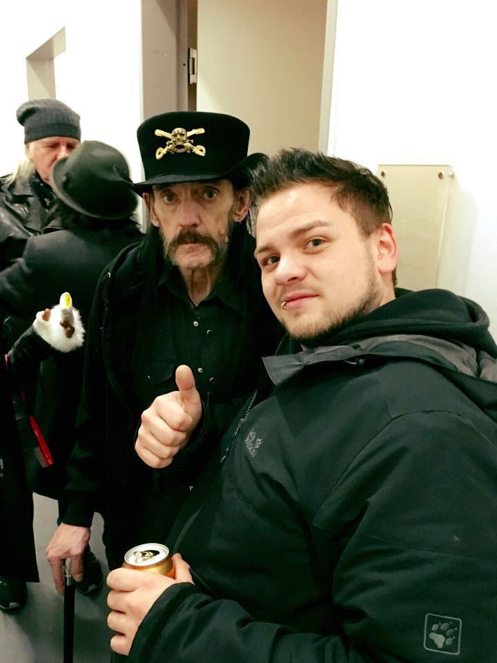 SISTA BILDEN Lemmy poserar backstage tillsammans med musikern Sven Dirkschneider (Udo Dirkschneiders son).