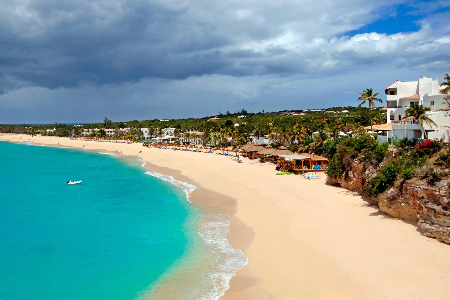 BAIE LONGUE, ST MARTIN En favorit bland världens rika är denna strand på den franska delen av karibiska ön St Martin. Ovanför stranden ligger många exklusiva hus värda åtskilliga miljoner. Mariah Carey, Eddie Murphy och Courteney Cox hör till kändisarna som semestrat här.