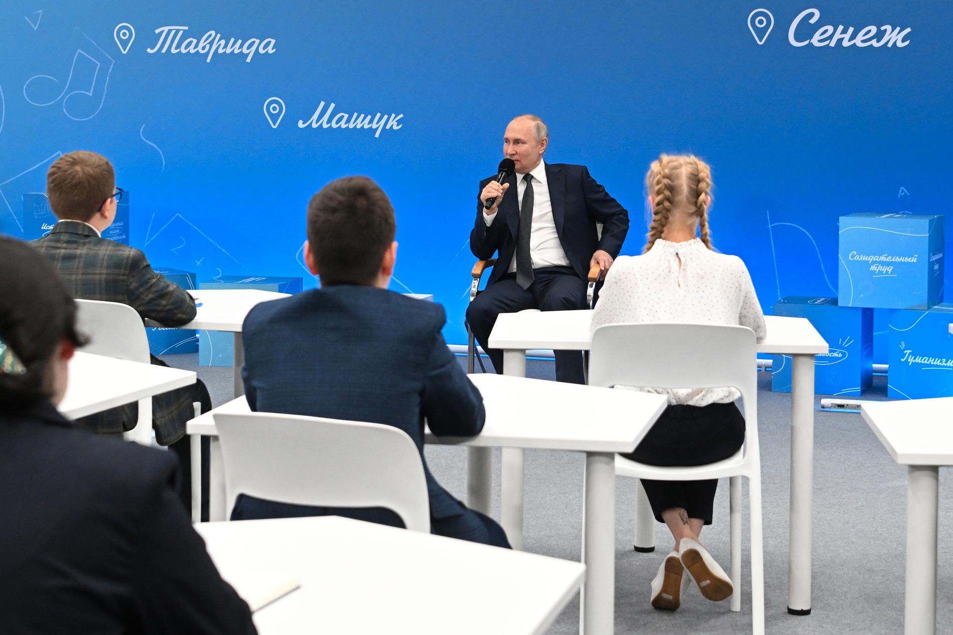 I fredags, på Kunskapens dag, höll Vladimir Putin i ett så kallat ”samtal om viktiga saker” med 30 utvalda elever i Solnetjnogorsk utanför Moskva.