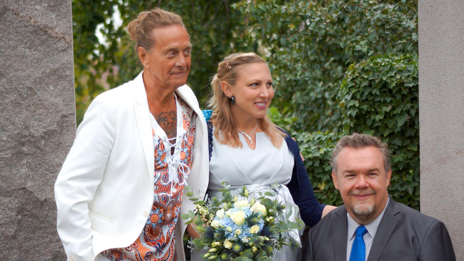Björn Ranelid med bröllopsparet i Kivik. 