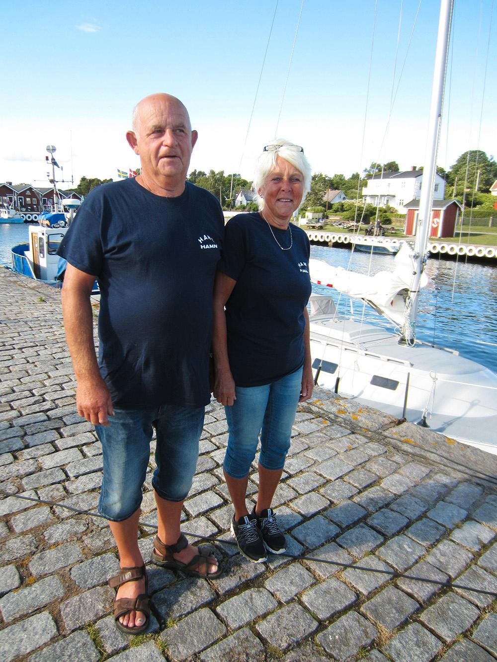 En berusad man hotade en seglare med gevär i Hanö i Blekinge. Då agerade hamnkaptenerna Lars-Inge, 66, och Lotta Olofsson, 57, genom att avväpna mannen.