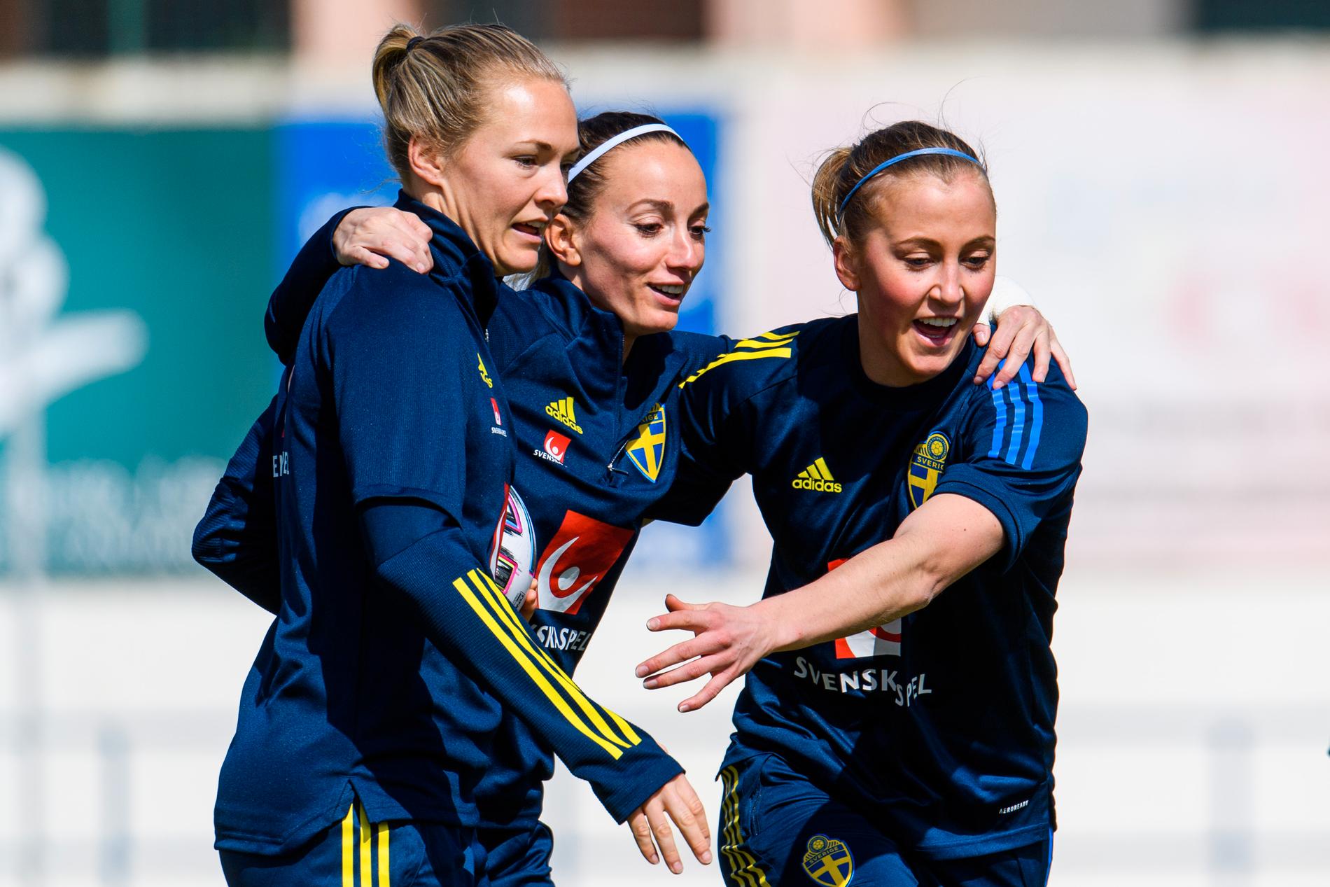 Magdalena Eriksson, Kosovare Asllani och Julia Karlernäs under Algarve Cup. 