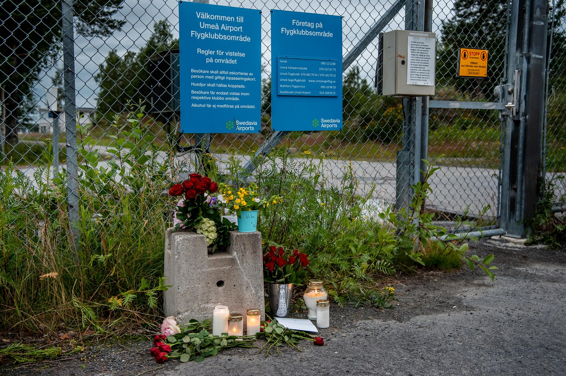 Minnesenhet har hittats efter flygkraschen på ön Storsandskär i Umeälven i Umeå i juli. Blommor och ljus utanför Fallskärmsklubben i Umeå dagen efter flygolyckan.