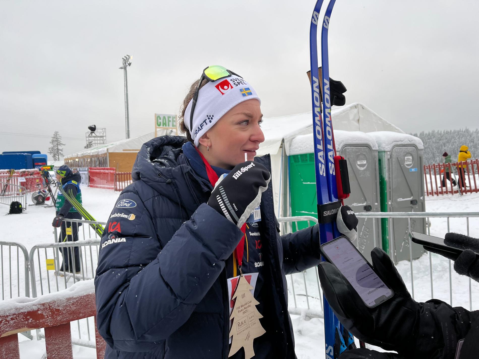 Moa Ilar med Frida Karlssons medalj och blåbärssoppa.