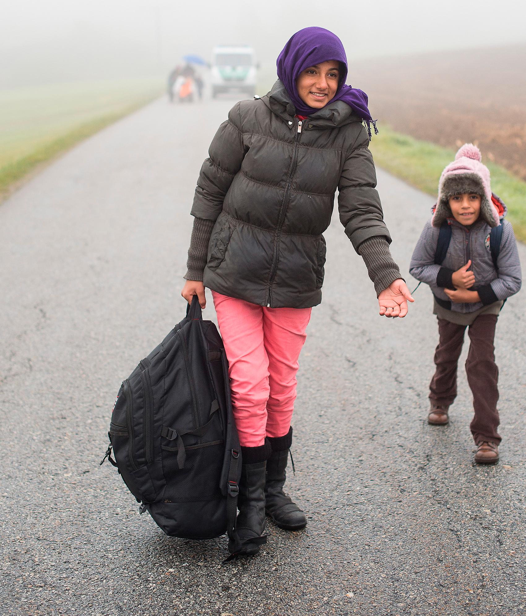 VAD BÖR SVERIGE GÖRA? Vi bör bygga kapacitet för att ta emot upp till 100 000 asylsökande per år under de närmaste åren – och system för att se till att de som får stanna har bästa möjliga förutsättningar att komma in i det svenska samhället. Bilden visar flyktingar i Kollerschlag i Österrike, på väg mot Tyskland.