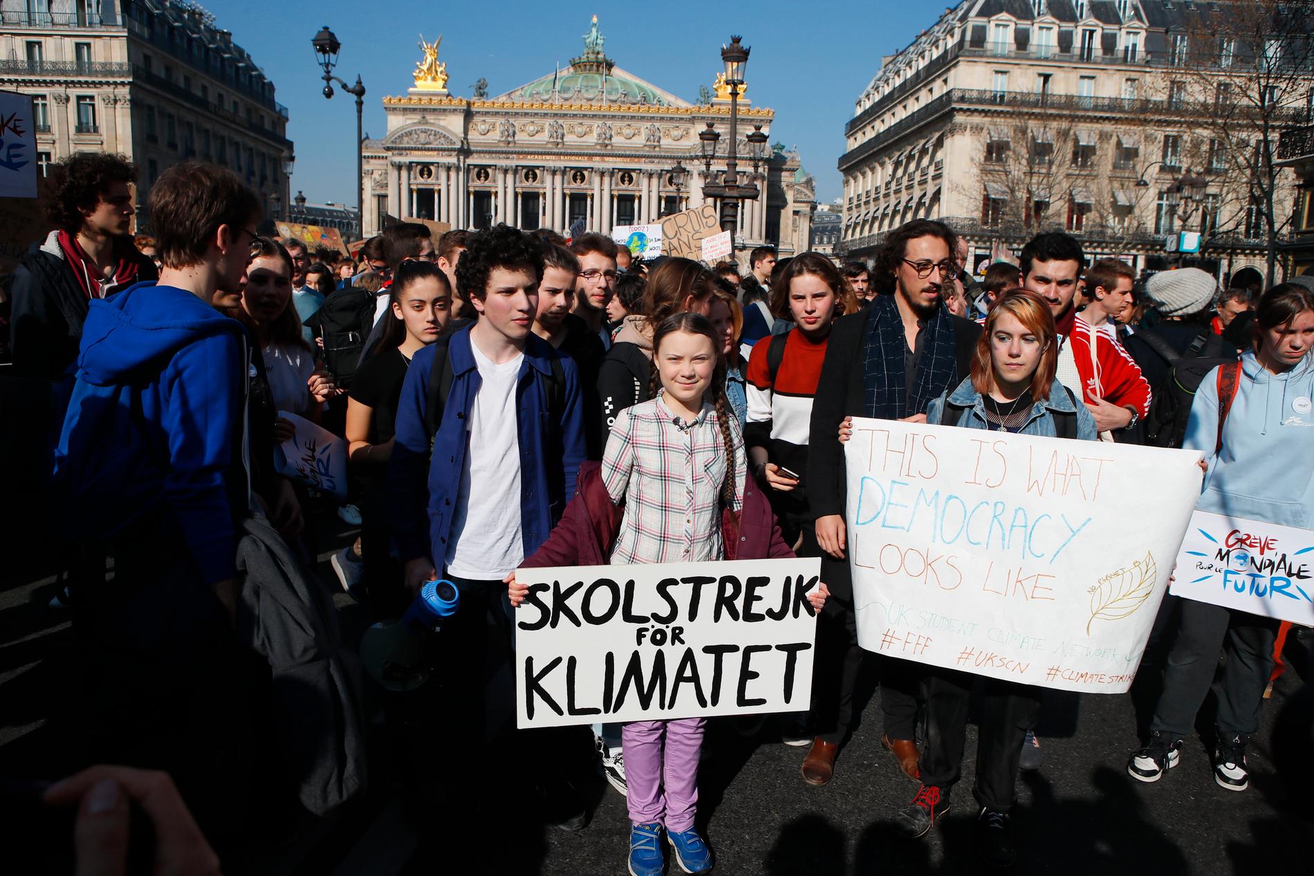 Greta Thunberg omgiven av franska klimataktivister i Paris. 