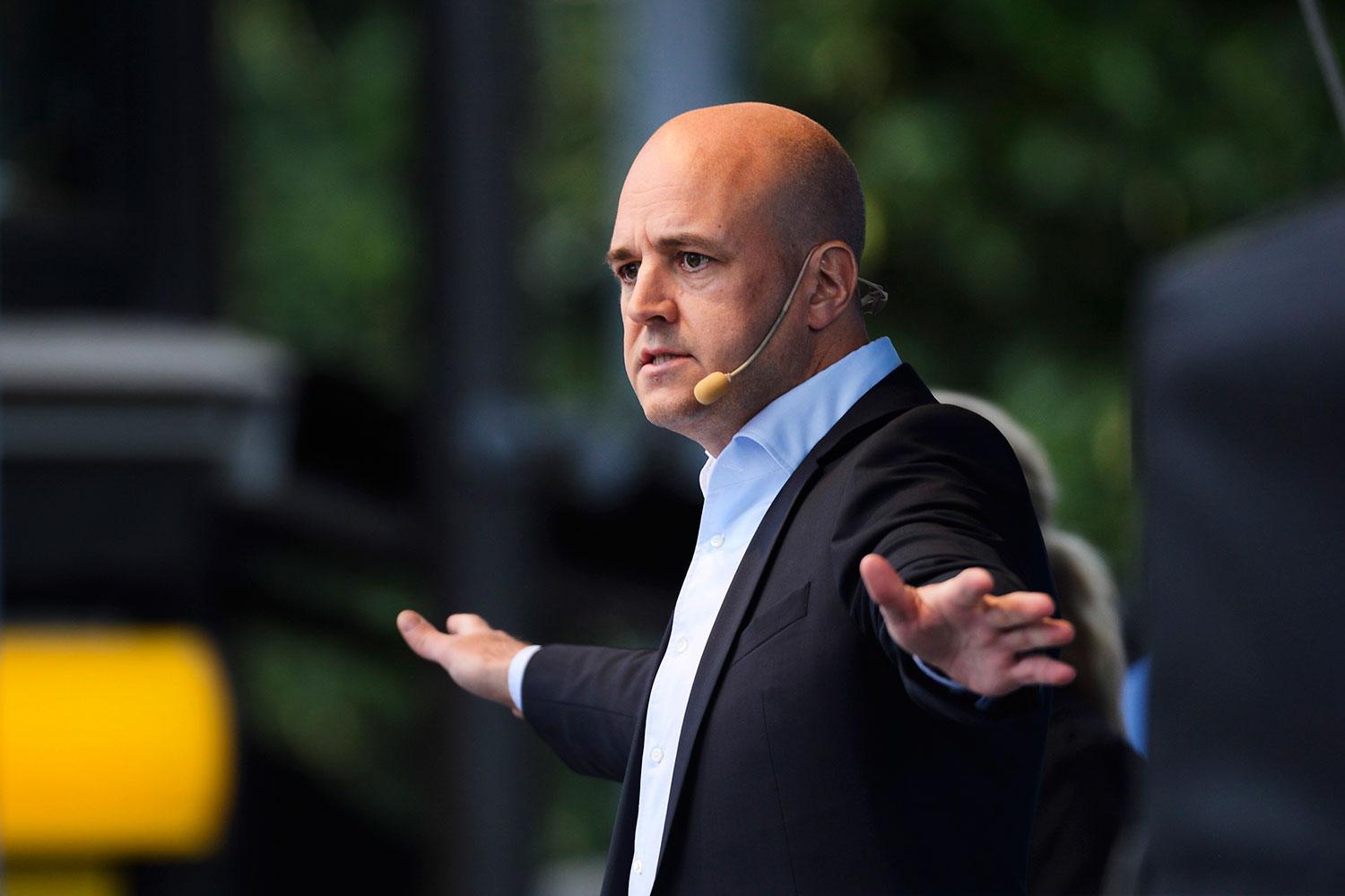 Reinfeldt under sitt tal på Norrmalmstorg.