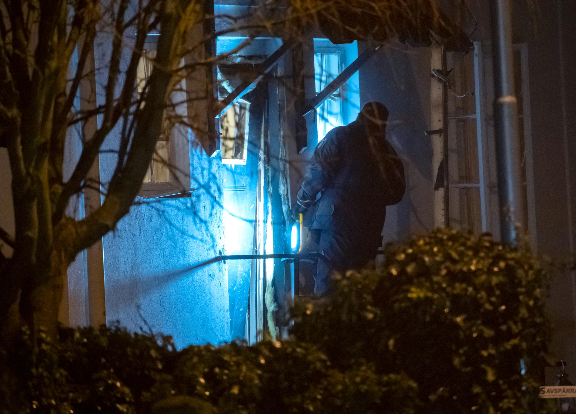 Polisens tekniker undersöker skadorna efter en explosion utanför en villa i Lund.