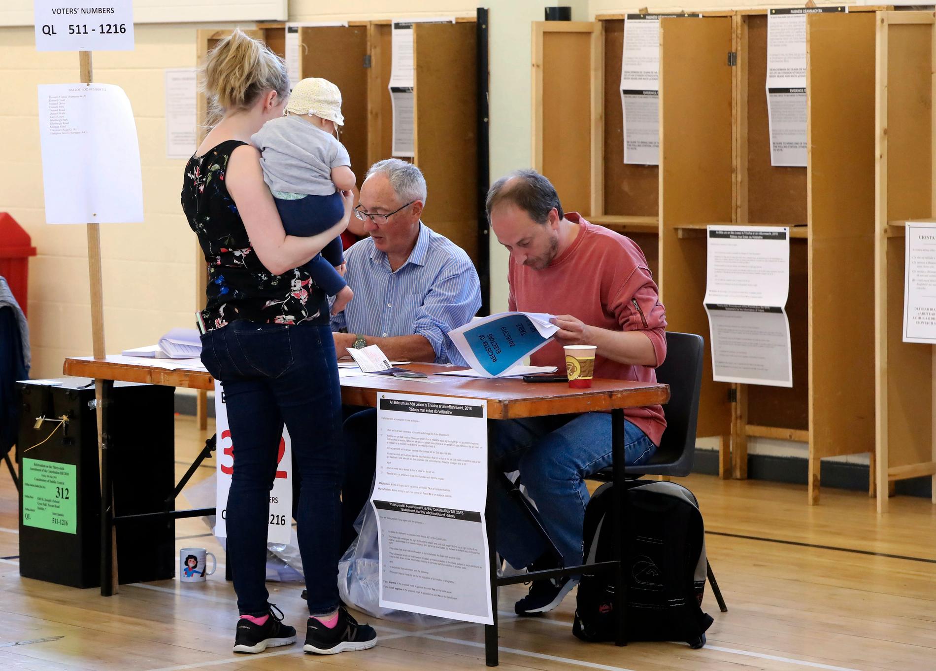 Över hela Irland strömmar folk till vallokalerna.