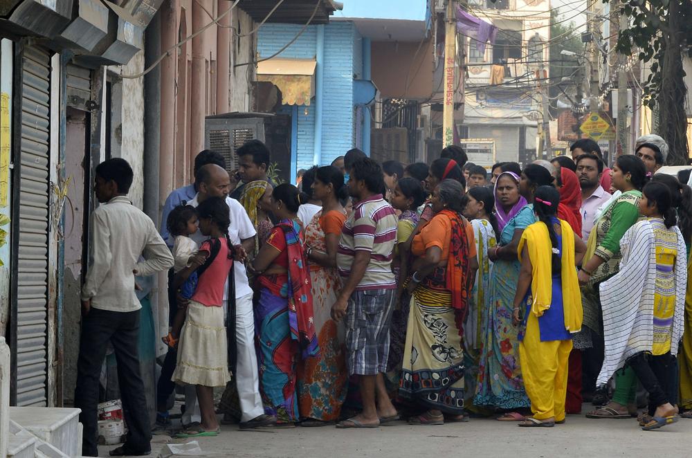 Flera indier samlades utanför hemmet till en av de småflickor som våldtogs i Delhi.