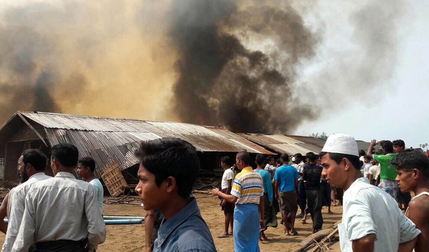 Ett flyktingläger för Rohingya-minoriteten i brand.