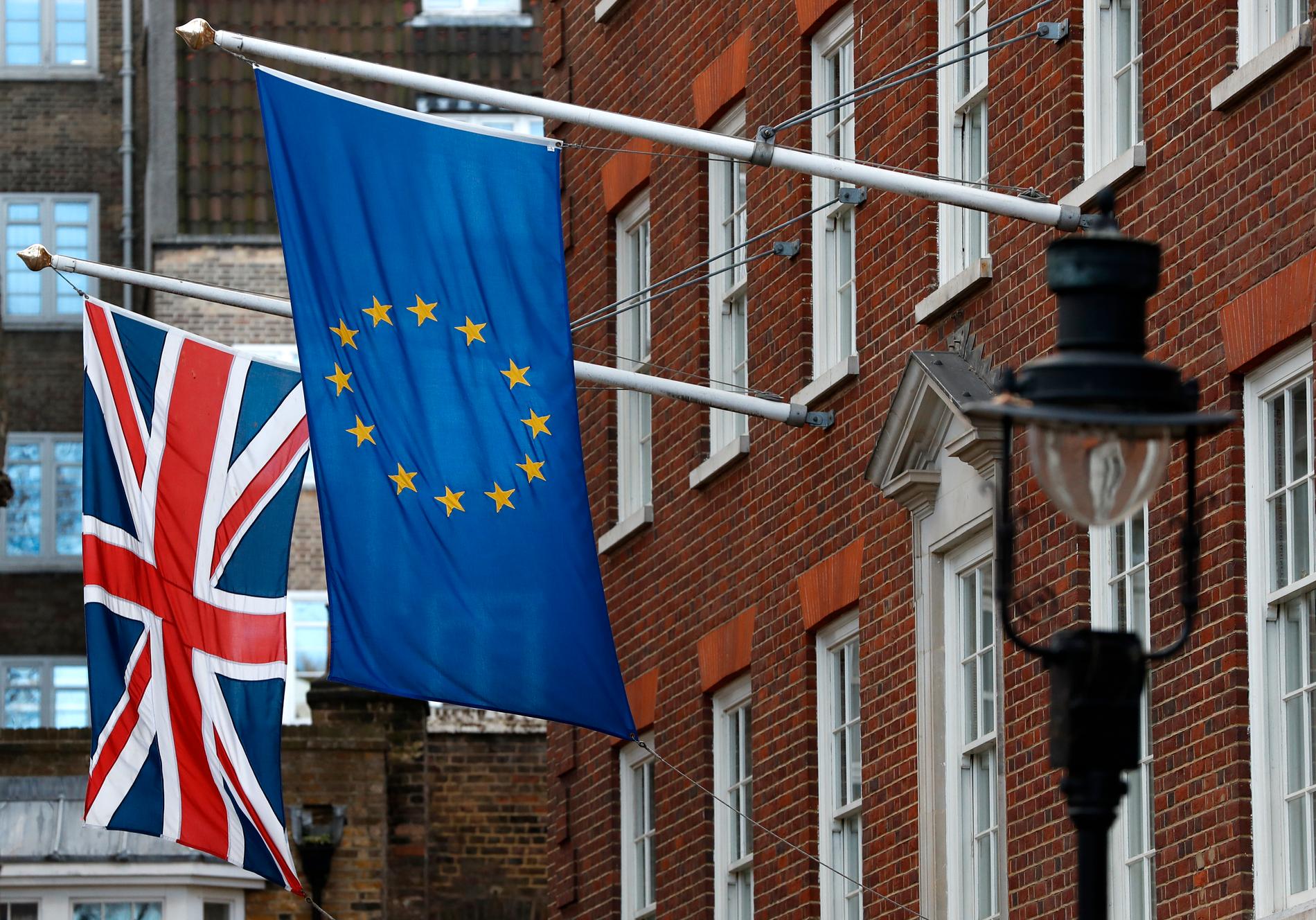 Den brittiska flaggan hänger tillsammans med EU-flaggan i Westminster, London.