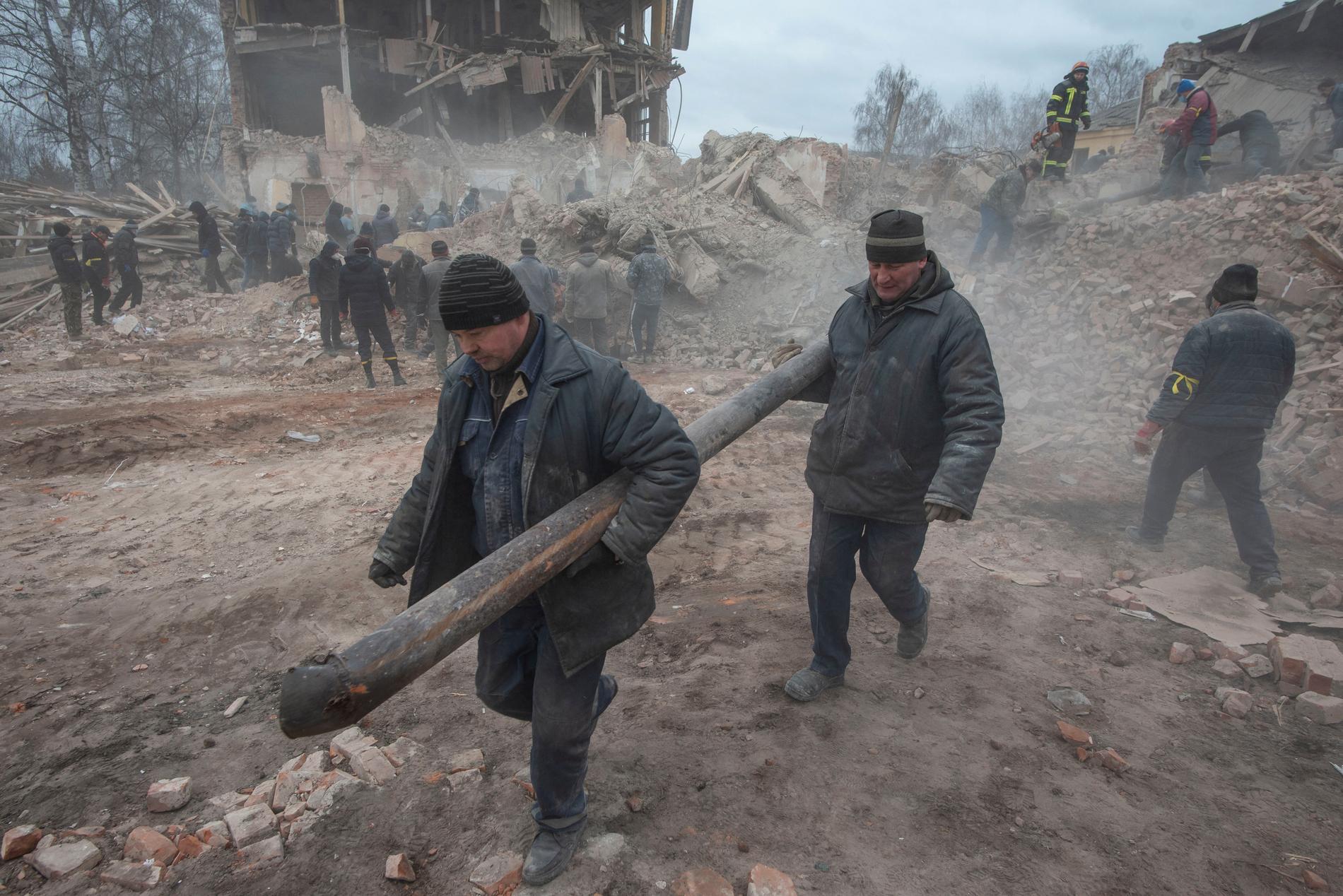 Förödelse vid en militärbas i Sumy-regionen som enligt ukrainska militären blev förstörd i en rysk attack den 28 februari. 