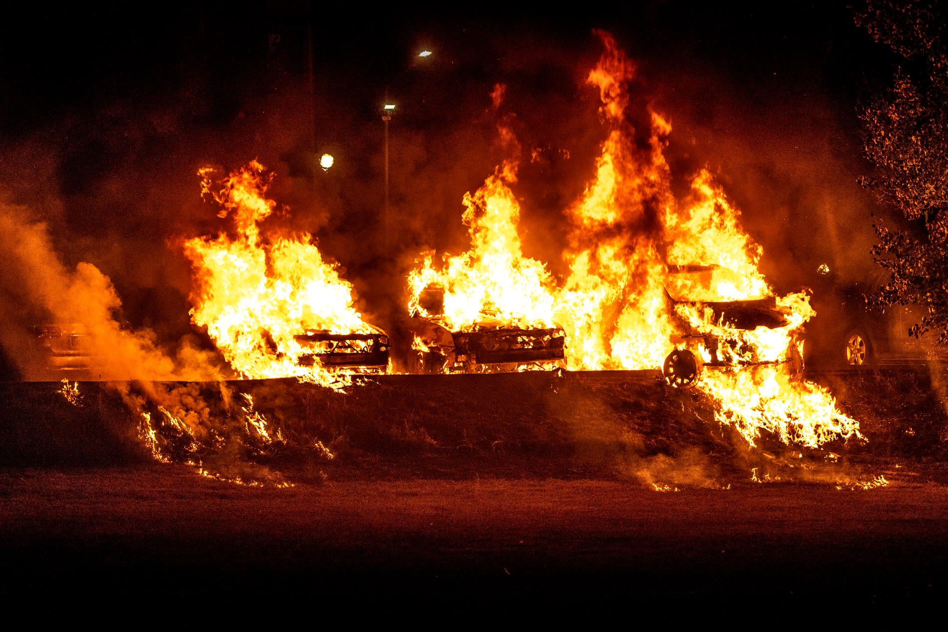 I Trollhättan var det en grupp på uppemot 40 personer som kastade sten mot polisen och satte bilar i brand.