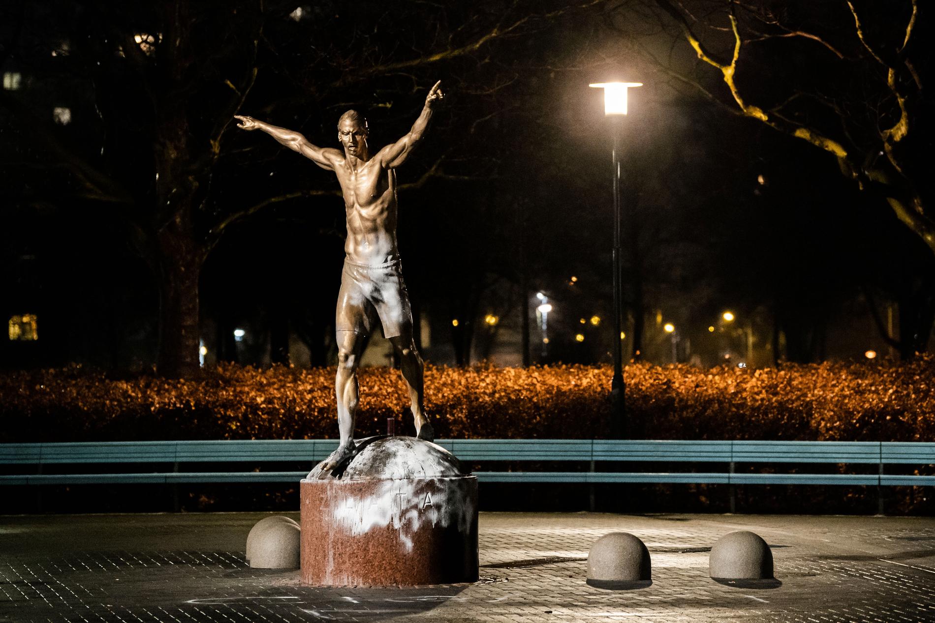 På onsdagskvällen blev statyn utsatt för vandalism, där ett rasistiskt budskap även klottrades ner.