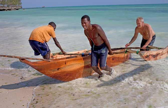 Det är en konst att manövrera den traditionella zanzibariska båttypen som används i kustfisket. Den svenske hotellägaren Jan Kastner är nybörjare.