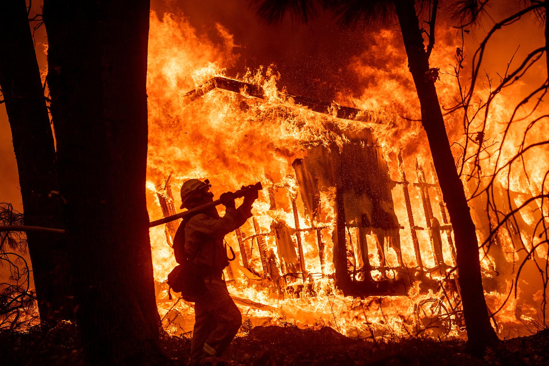 En brandman bekämpar den stora skogsbranden i Kalifornien, 2018.