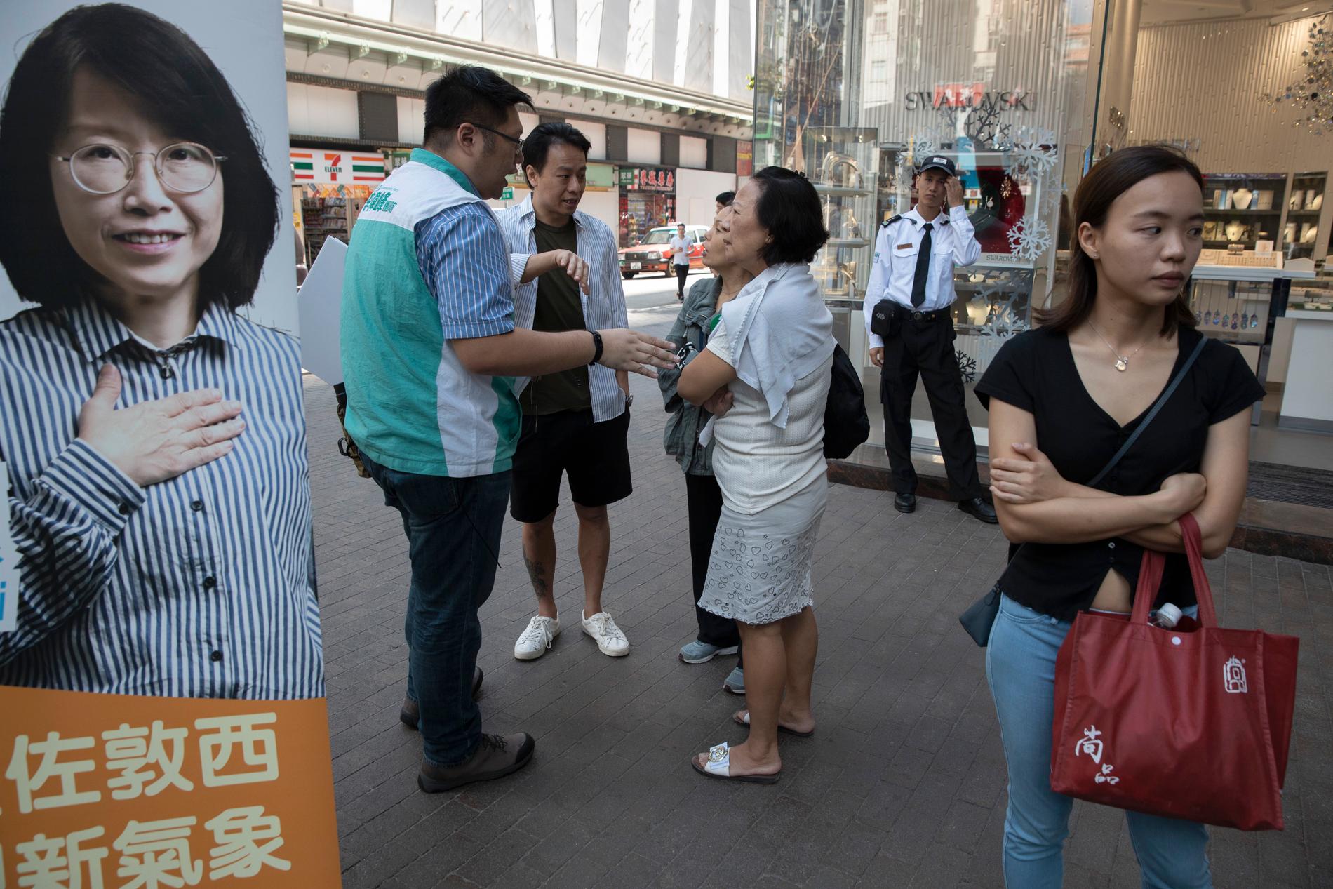 Hongkongbor uppmanas av personer som stöder demokratiaktivisterna att gå och rösta i söndagens lokalval.