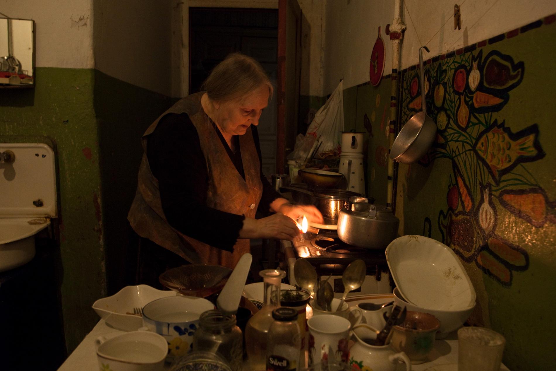Jelena Osipova kokar te i det gemensamma köket i flerfamiljslägenheten där hon bor.
