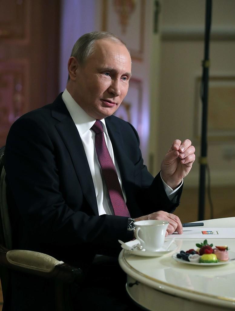 ”Kan någon verkligen tror att Ryssland, tusentals mil bort, kan påverka valresultatet?” säger Putin. 