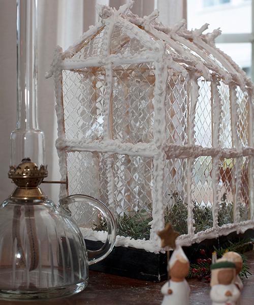 I fönstret står ett växthus som Martina själv har gjort av gelatinblad och kristyr. Inuti huset hänger en liten kristallkrona från hennes barndoms dockskåp.