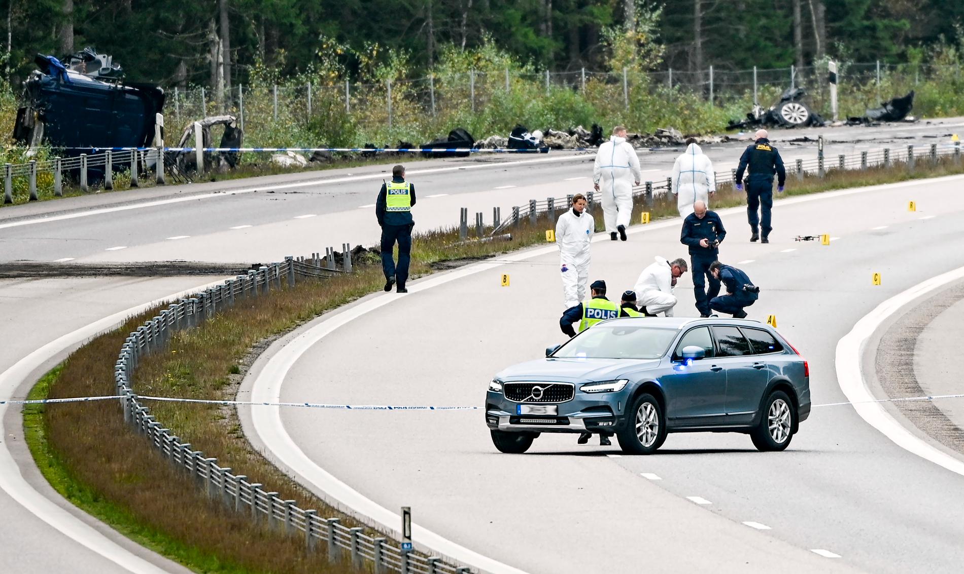 Polisens kriminaltekniker och utredare arbetar  på olycksplatsen på E4 vid Markaryd där konstnären Lars Vilks, 75, och två poliser omkom när fordonet de färdades i krockade med en lastbil.