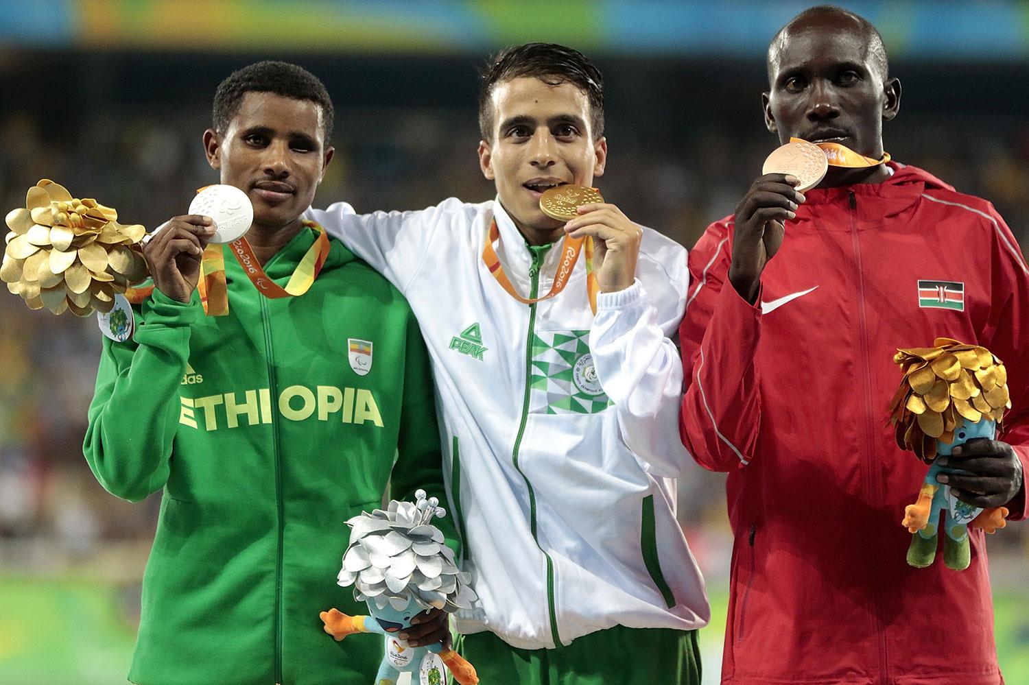 Tamiru Demisse (silver), Abdellatif Baka (guld) och Henry Kirwa (brons) sprang alla snabbare än OS-guldvinnaren Matt Centrowitz.
