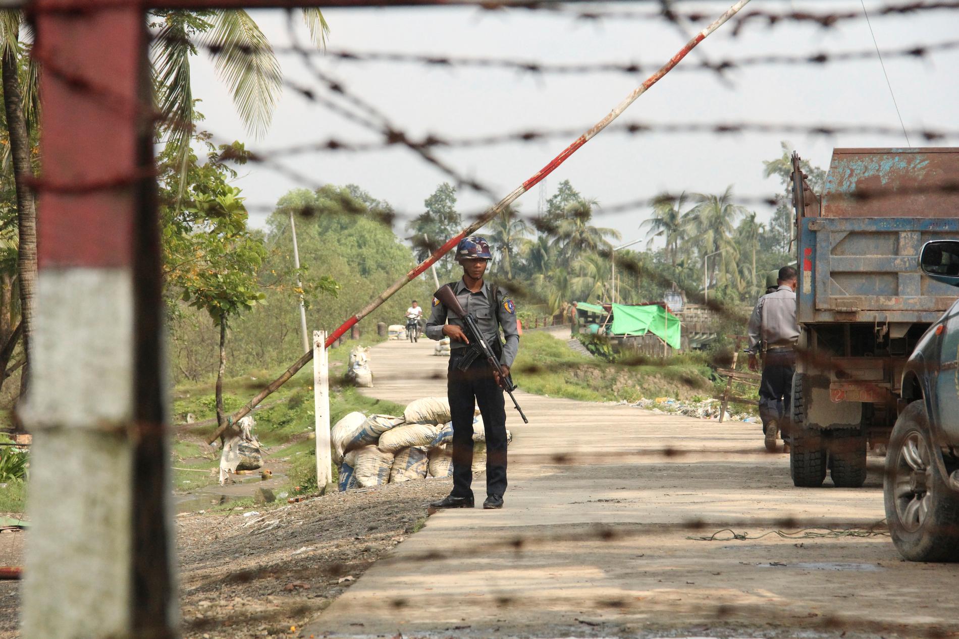 En soldat vid en vägspärr i delstaten Rakhine i Myanmar. Arkivbild.