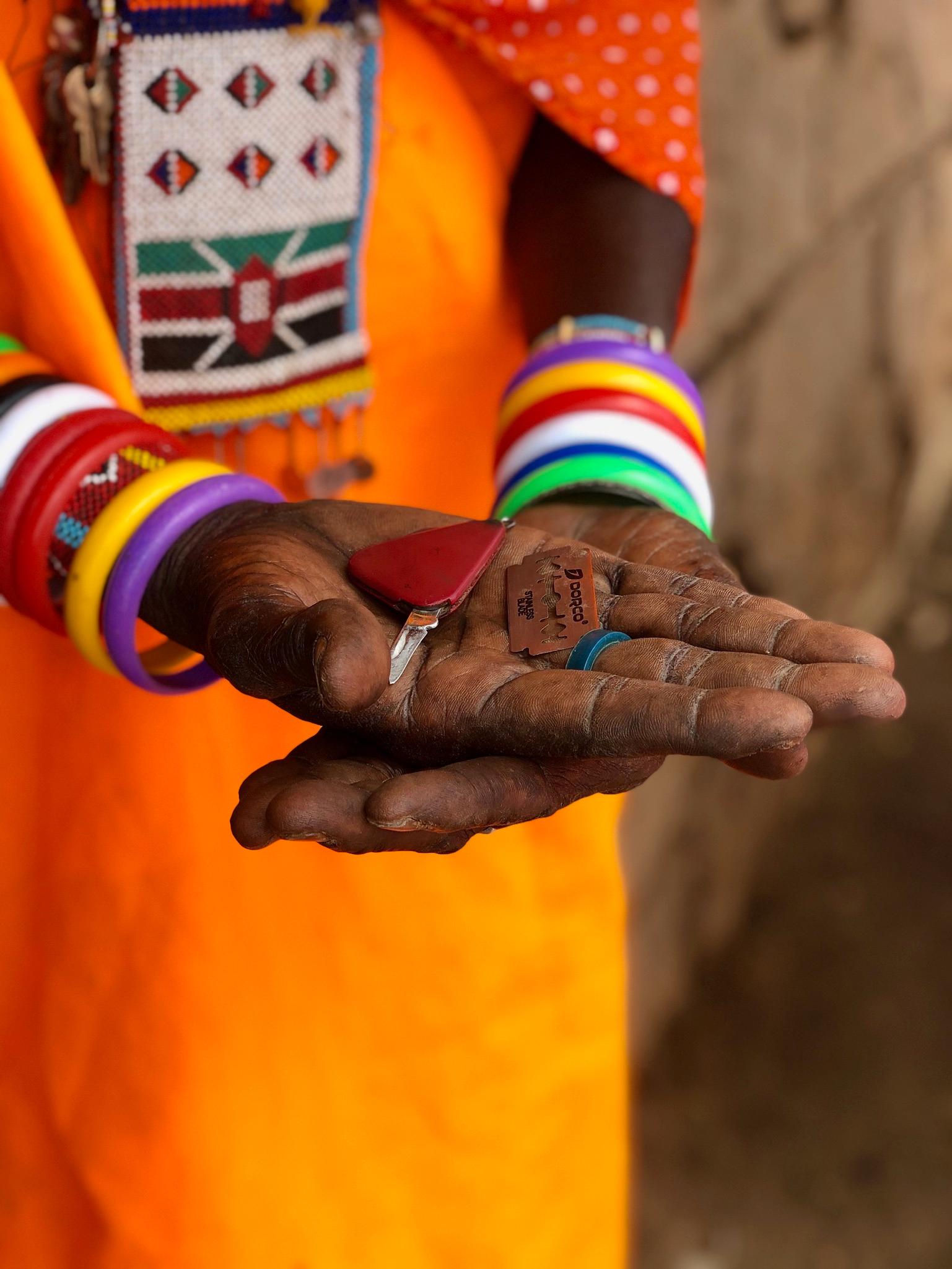 Könsstympningarna utförs oftast med redskap från hushållet och utan någon som helst bedövning. Här en fickkniv och ett rakblad som använts vid ingreppet.