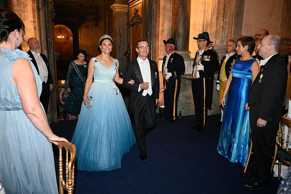 Kronprinsessan Victoria i isblå klänning och stråldiademet i håret. 