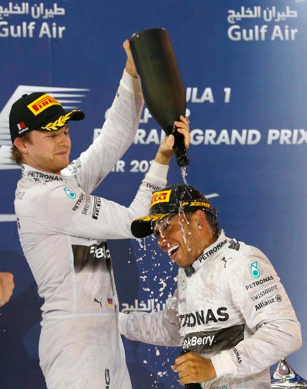 Duellerar mot varandra Efter en överenskommelse före säsongen tillåts nu Mercedes teamkamrater Nico Rosberg och Lewis Hamilton tävla direkt mot varandra – utan att stallet lägger sig i.