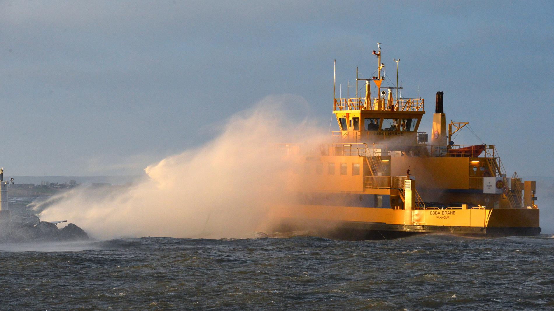 Båtfärjan Ebba Brahe kämpar på ut från hamnen i Gränna över ett stormigt Vättern
