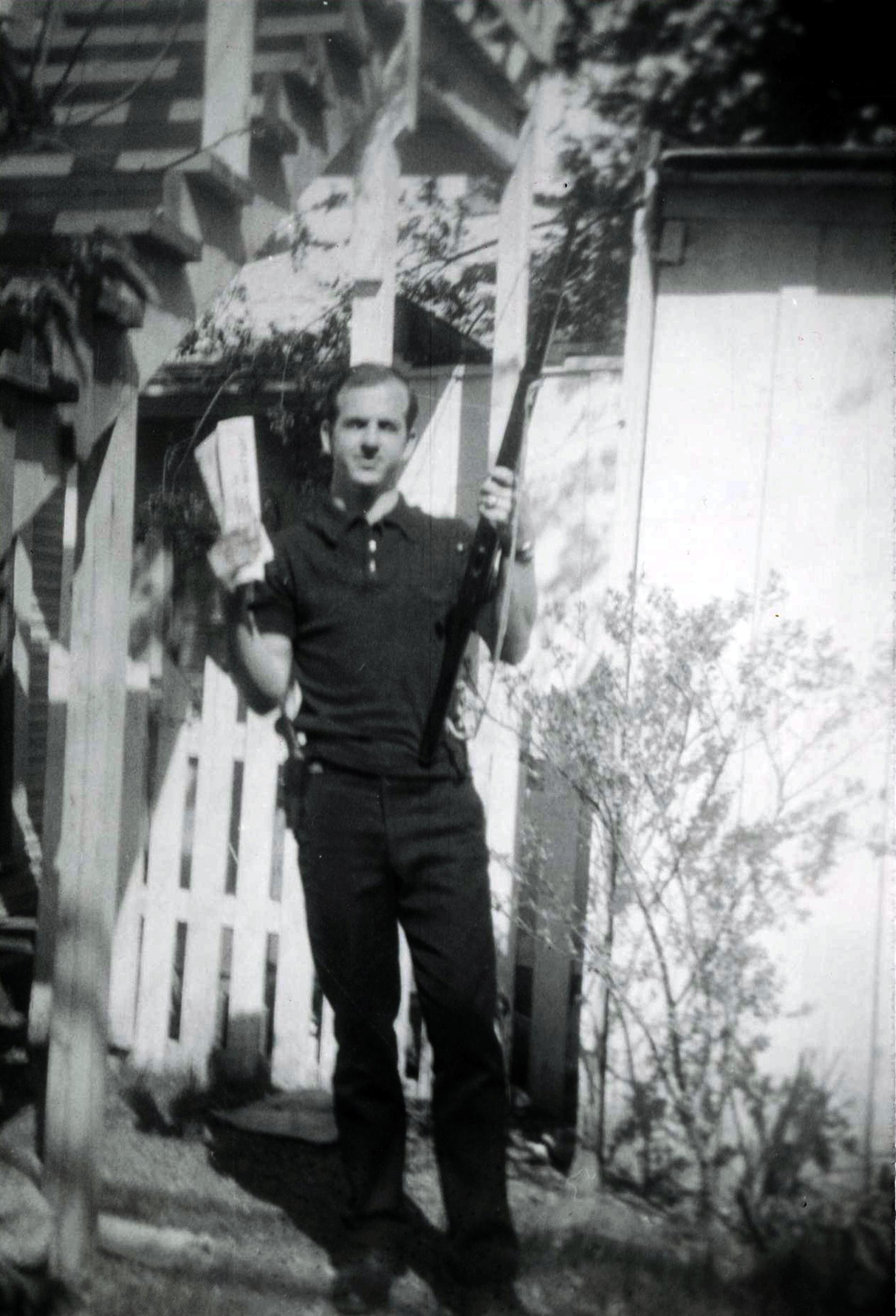 Lee Harvey Oswald poserar med ett vapen på en odaterad arkivbild. 