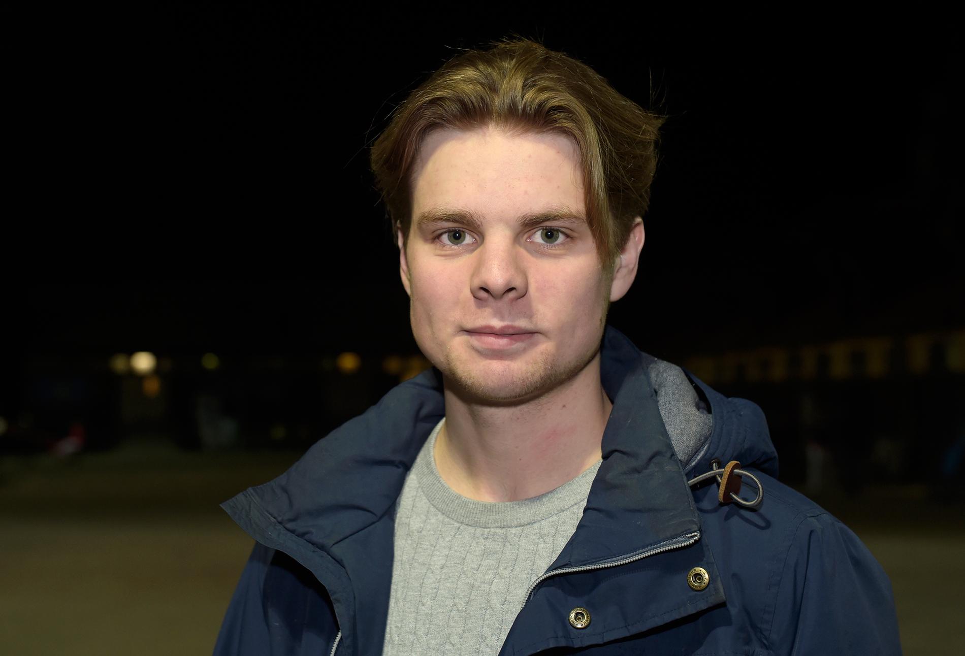 18-årige supertalangen Magnus A Djuse är Sverige yngsta kusk någonsin att nå 100 segrar.