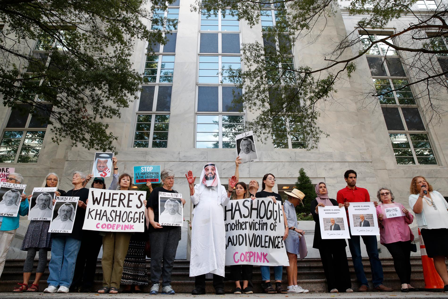 Demonstranter utanför Saudiarabiens ambassad i Washington, USA, frågar vad som hänt med Jamal Khashoggi.