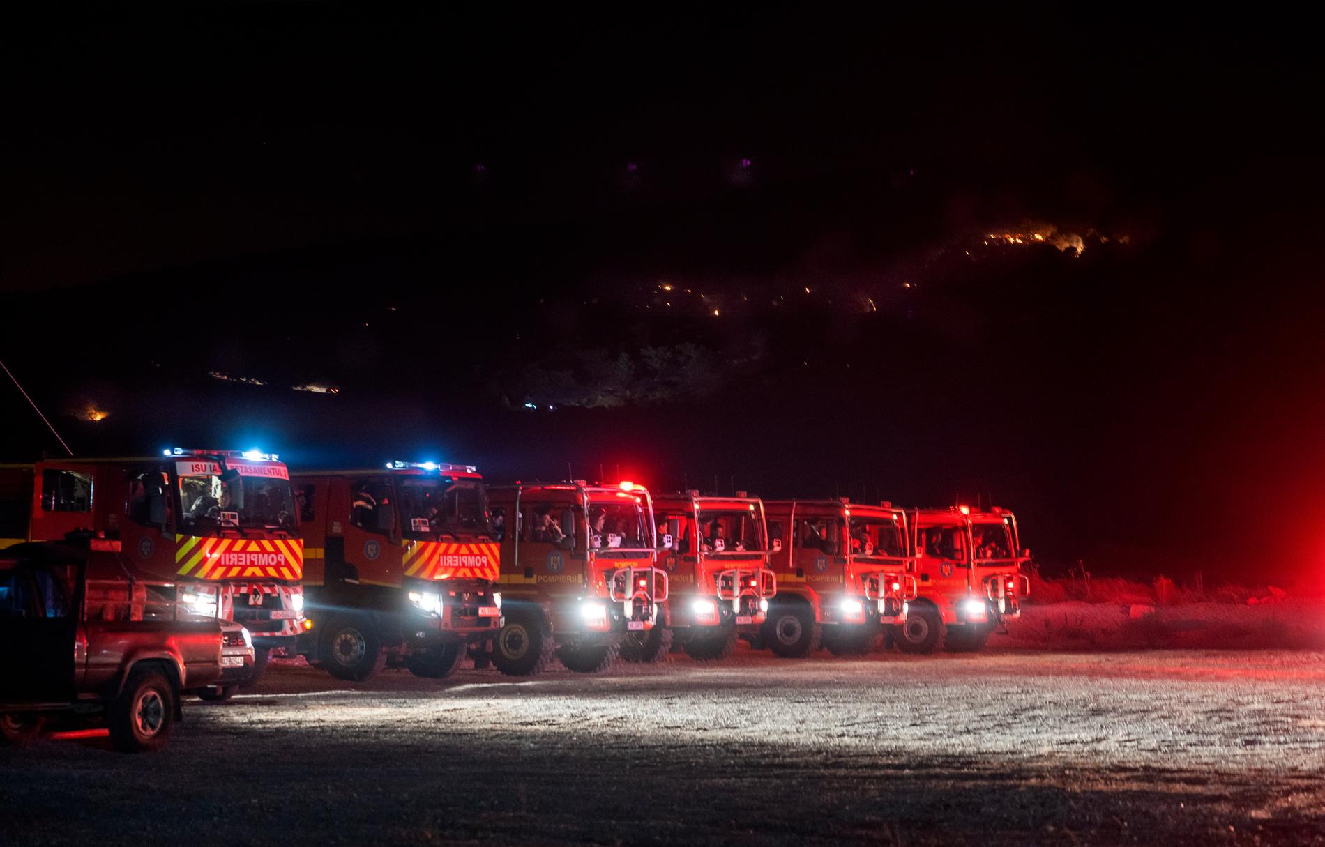 Rumänska brandbilar står uppradade i byn Malonas. 