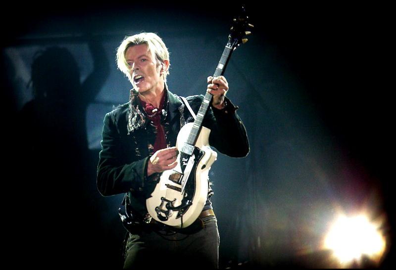 David Bowie vid en konsert i Köpenhamn 2003.