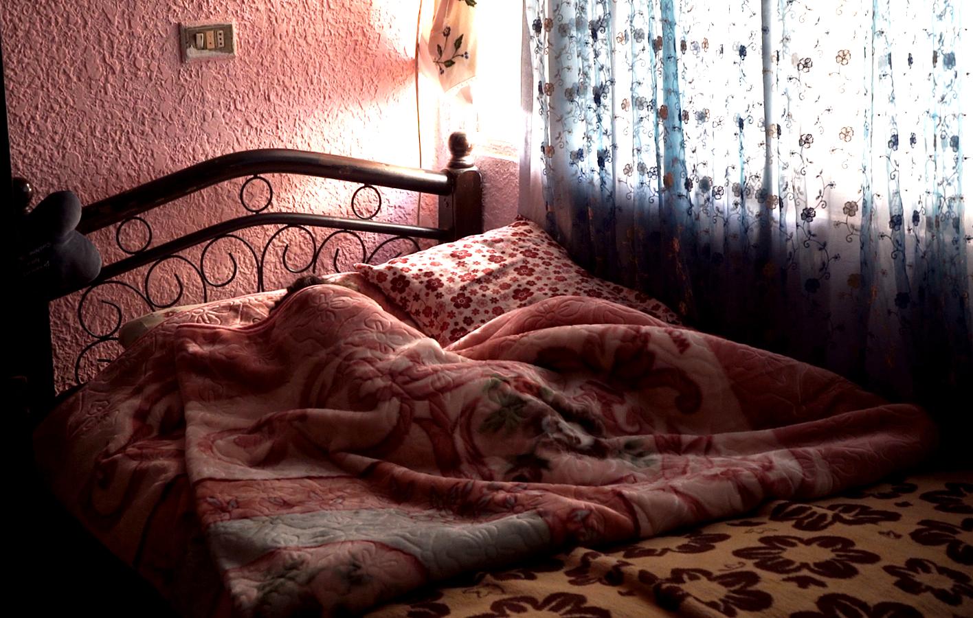Jana, 4 år, sover i en av familjens två sängar. 