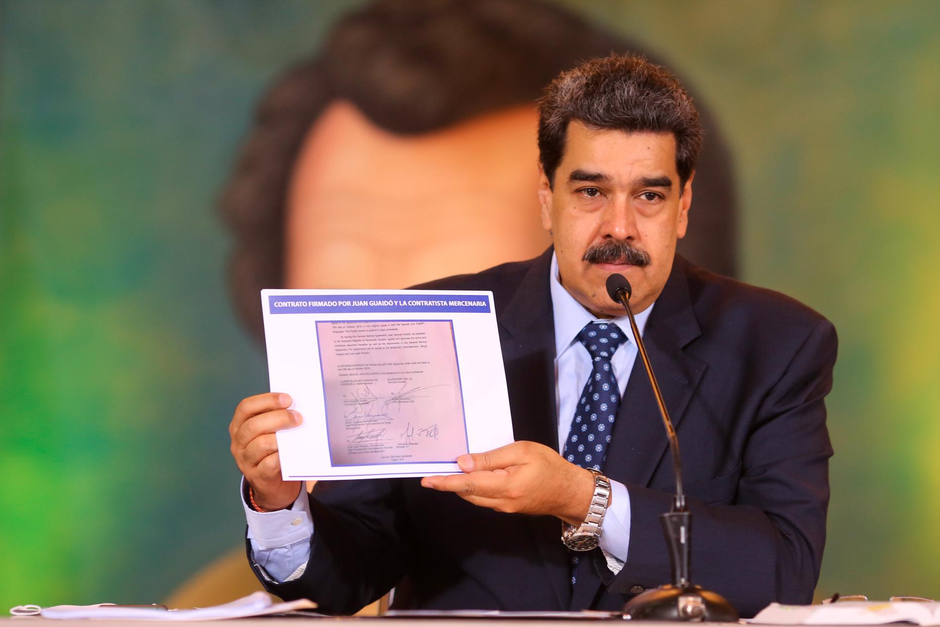 Venezuelas president Nicolás Maduro håller upp vad som påstås vara bevis för det misslyckade kuppförsöket under en presskonferens den 6 maj.