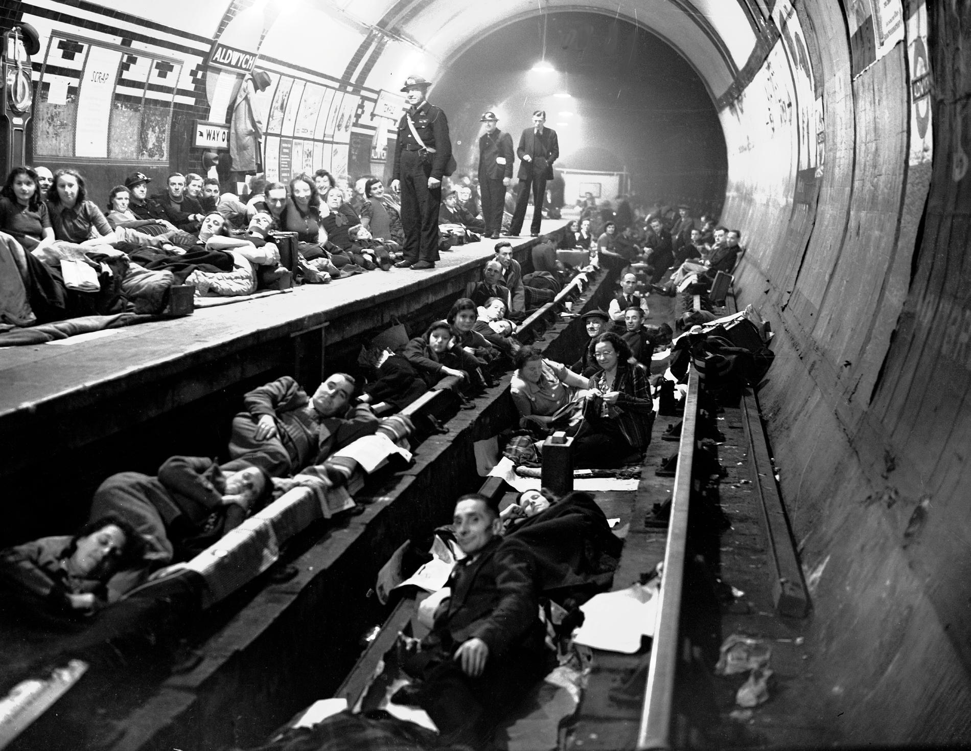 Londons tunnelbana har en lång historia bakom sig. Den öppnades 1863 och var då den första underjordiska järnvägen i världen. Här en bild från 1940-talet när Londonbor tog sin tillflykt till tunnelbanan under nazisternas bombräder. Arkivbild.