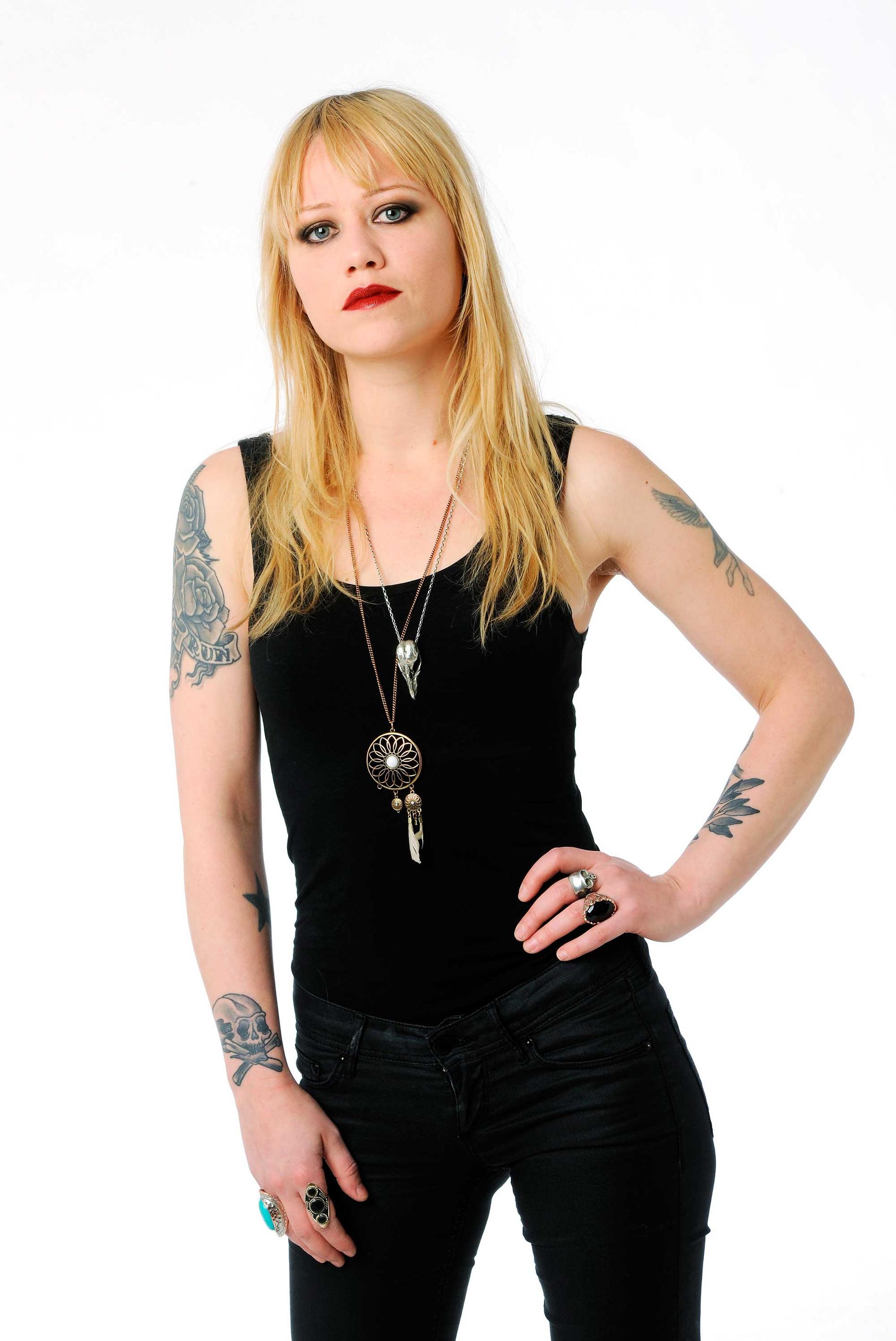 Klara Force är gitarrist i svenska bandet Crusified Barbara och skriver om hårdrock för Nöjesbladet.