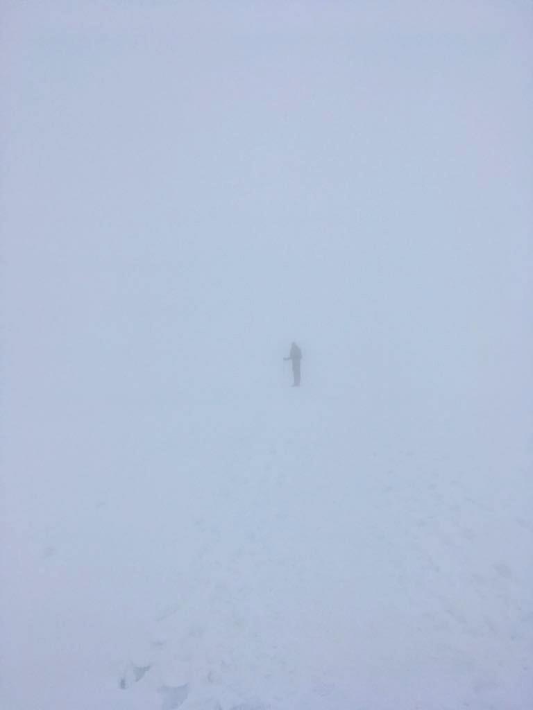 Fjällvandraren Micha Grönvall var uppe på toppen av Kebnekaise vid 13-tiden under lördagen. Då var sikten väldigt begränsad på grund av dimman.