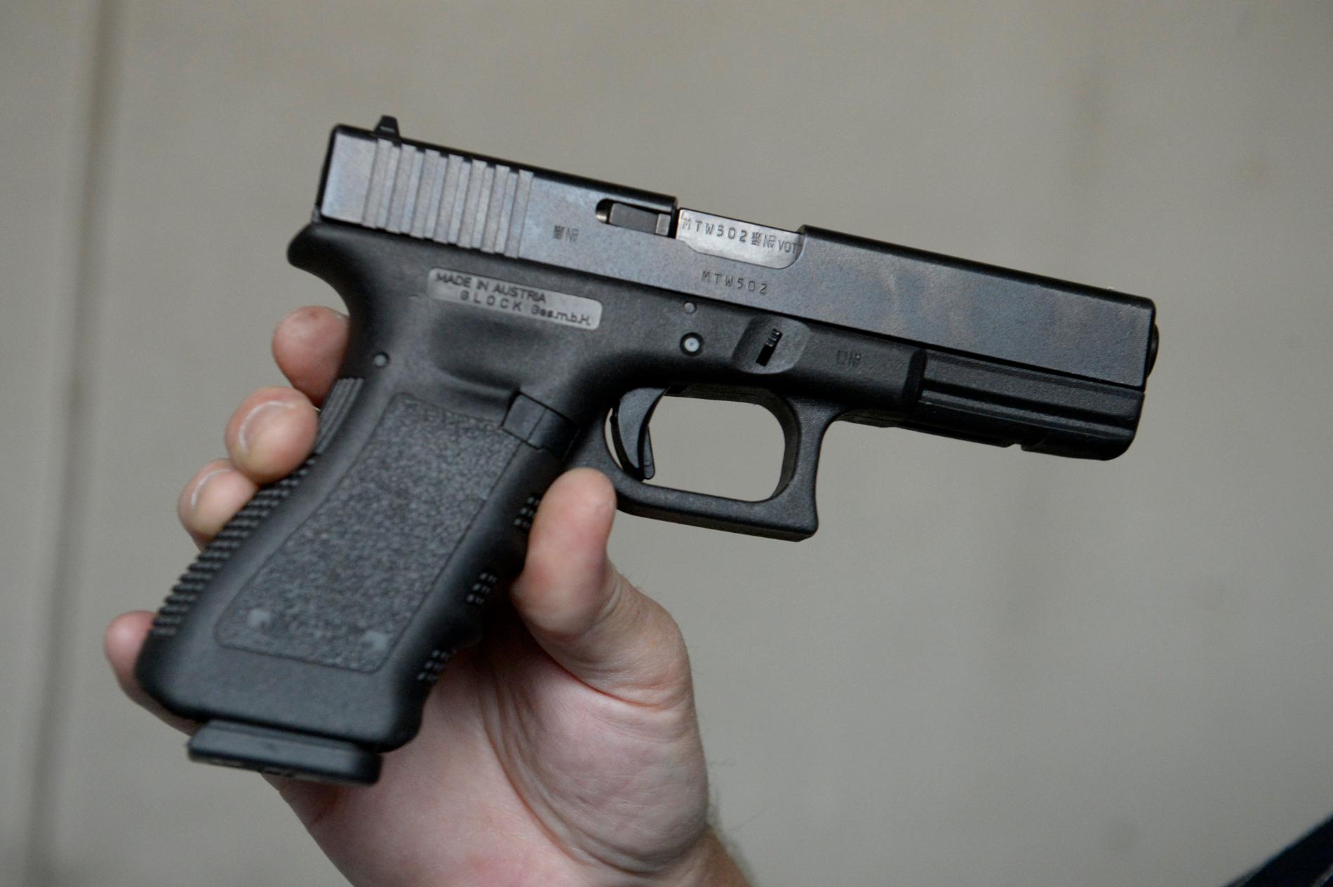 Sex stycken pistoler av modell Glock 17 ska enligt uppgift blivit stulna från ett låst skåp i Rosenbad.