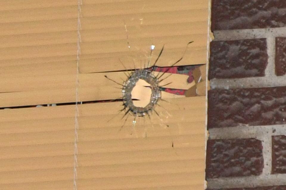 Kulan gick igenom ett fönster.